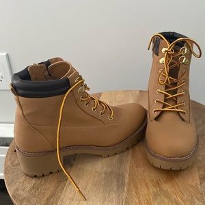 Women’s faux Timberland boots in excellent condition!